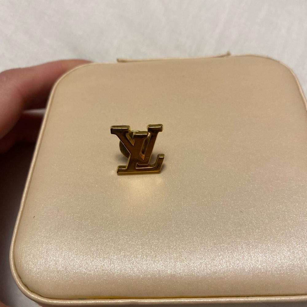 Louis Vuitton Pin (LV)